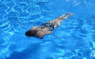 Saiba o que é e como prevenir a água verde na piscina