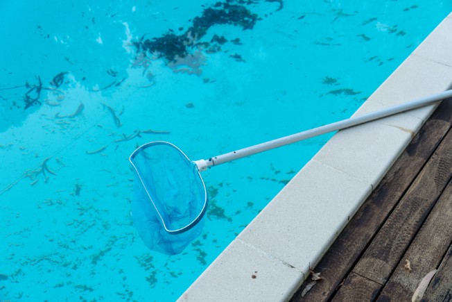 A água da piscina mal tratada pode provocar problemas para os usuários - Faria Bombas
